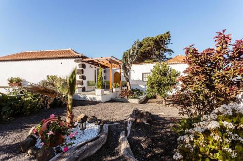 a garden in front of a house at Bungalow Los Laureles in El Paso