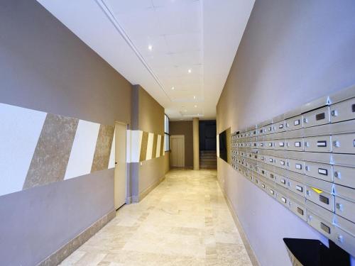 un couloir d'un immeuble de bureaux avec un long couloir dans l'établissement BEACH & SUN MONCOFA, à Moncofa