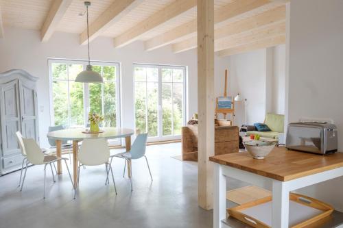a kitchen and living room with a table and chairs at Fewo-Mundi in Egestorf