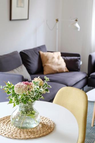 a vase of flowers on a table in a living room at Fewo-Mundi in Egestorf