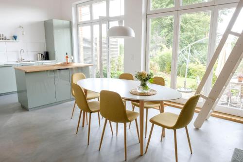 a kitchen and dining room with a table and chairs at Fewo-Mundi in Egestorf
