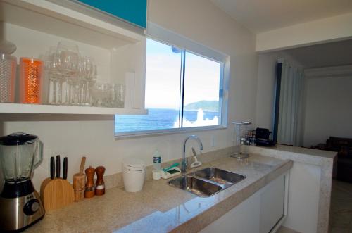 Nhà bếp/bếp nhỏ tại Casa Santorini RJ