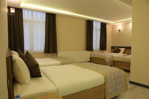 מיטה או מיטות בחדר ב-KORKMAZ OTEL