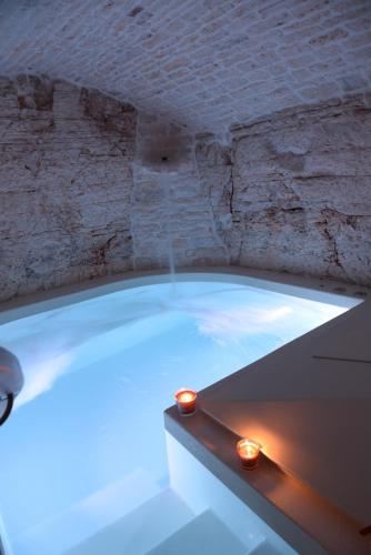 La alberca dentro o cerca de Trulli Occhi Di Pietra