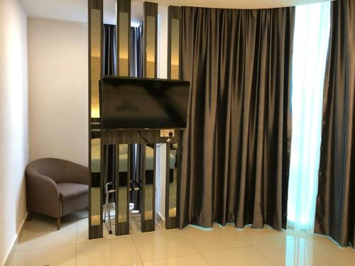 TV a/nebo společenská místnost v ubytování KU-3 HOTEL