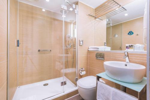 a bathroom with a shower and a sink and a toilet at Mercure Gdańsk Stare Miasto in Gdańsk