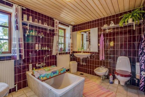 een badkamer met een bad, een toilet en een wastafel bij Bed & Breakfast Hobro in Hobro