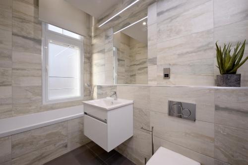 uma casa de banho com um WC, um lavatório e uma janela em Destiny Scotland Charlotte Square Apartments em Edimburgo
