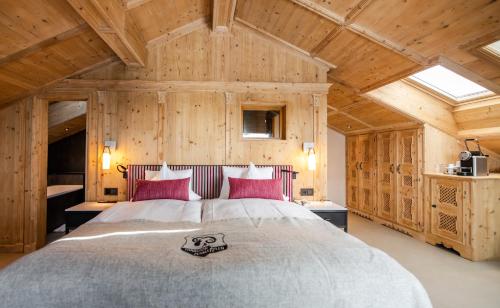 Postel nebo postele na pokoji v ubytování Tradition Julen Hotel