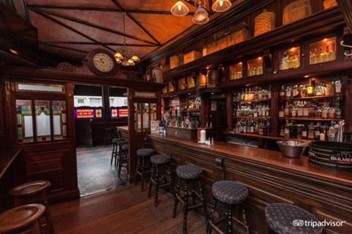 Ο χώρος του lounge ή του μπαρ στο O'Neills Victorian Pub & Townhouse