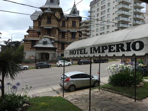 Hotel Imperio في مار ديل بلاتا: لافتة فندق إمبيرو أمام مبنى