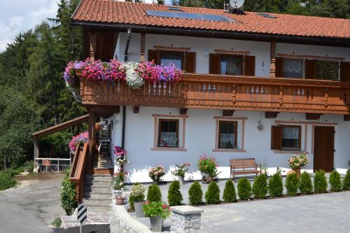 a house with flowers on the balcony at Gruberhof in Rodengo