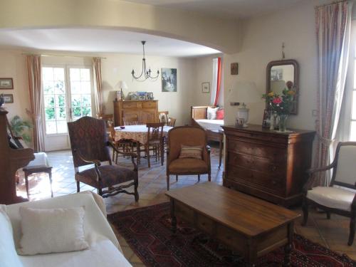 a living room with a table and chairs at Clos Sainte-Garde in Saint-Didier