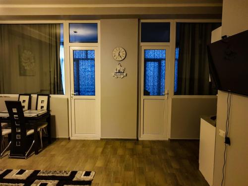 Μια τηλεόραση ή/και κέντρο ψυχαγωγίας στο Hotel T Apartment