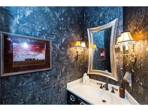 La salle de bains est pourvue d'un lavabo et d'un miroir. dans l'établissement Matthews Manor Bed & Breakfast, à Charlotte