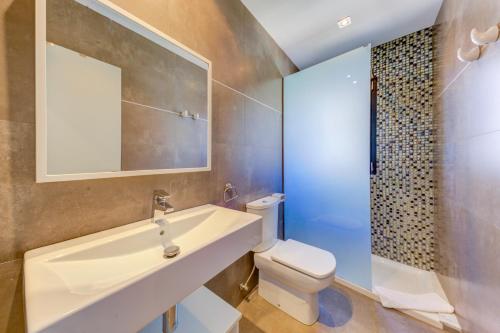 Ένα μπάνιο στο Cala Clara Beach Apartment by Sealand Villas