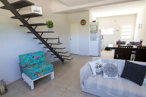 sala de estar con sofá y escalera de caracol en 126 Suite Mendoza en Suipacha