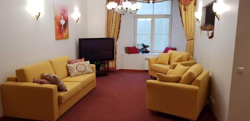un soggiorno con 2 divani e una TV di TallinnHousing Old Town Homes - 1 BDR Apartment in Vene a Tallinn
