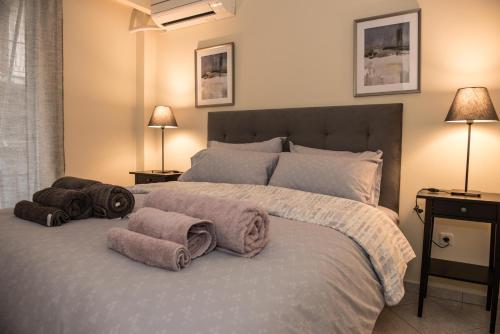 una camera da letto con un grande letto con asciugamani di All new 55m Apartment in Athens 150meters from subway ad Atene