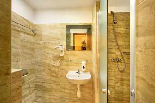 een badkamer met een wastafel en een douche bij Basement Room Old Town in Praag