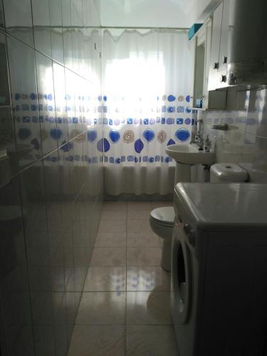 a bathroom with a toilet and a shower and a sink at Apartamento centro histórico Arcos in Arcos de la Frontera