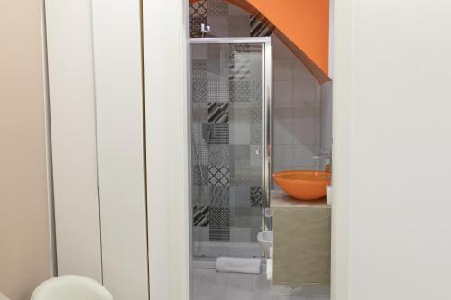 un bagno con doccia e lavandino di Napoli Capitale a Napoli