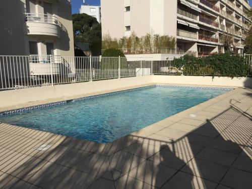une piscine au milieu d'un immeuble dans l'établissement ROYAL CANNES APPARTEMENT, à Cannes