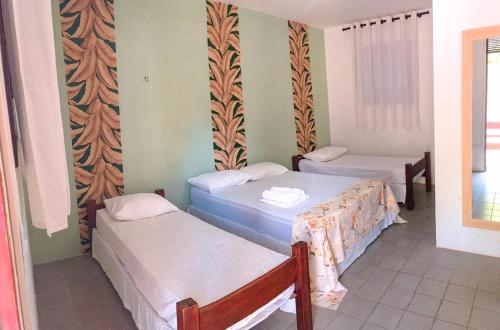 Habitación con 2 camas en una habitación en Pousada Sol Da Pipa, en Pipa