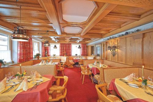 restauracja ze stołami i krzesłami w pokoju w obiekcie Hotel Garni Wolfgang w Saalbach Hinterglemm