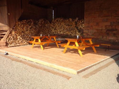 two picnic tables sitting on top of a wooden floor at Chalupa-statek Arkáda in Božanov
