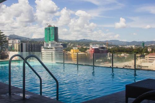 uma piscina no telhado de um edifício em Mabolo Garden Flat A6 with free Rooftop Pool em Cebu