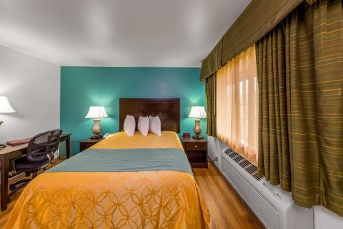 Katil atau katil-katil dalam bilik di Sunset Motel Hood River