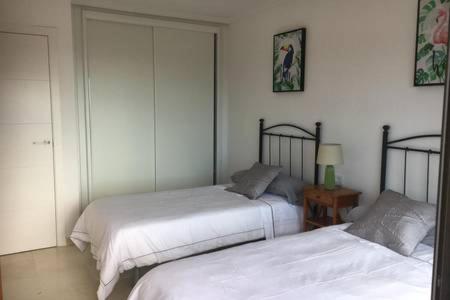 1 dormitorio con 2 camas y mesa con lámpara en Adeje Callao Salvaje Duplex Sur Tenerife, en Callao Salvaje
