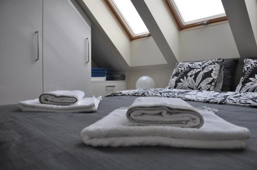 - une chambre avec 2 lits et des serviettes sur le lit dans l'établissement Apartament 30, à Polanica-Zdrój
