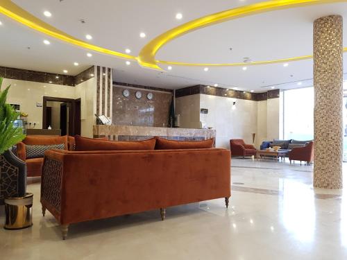 a lobby with brown couches and a gold ceiling at ضيافة بلس شقق مخدومة أقتصادية Dyafah plus 2 in Jeddah