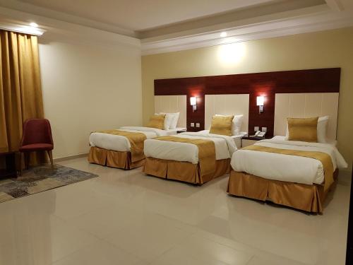 a hotel room with two beds in a room at ضيافة بلس شقق مخدومة أقتصادية Dyafah plus 2 in Jeddah