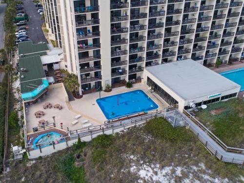 een luchtzicht op een appartementencomplex met een zwembad bij Sundestin Beach Resort in Destin