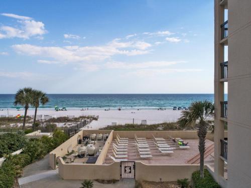 een uitzicht op het strand vanuit een gebouw bij Sundestin Beach Resort in Destin