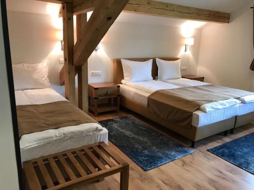 1 dormitorio con 2 camas y suelo de madera en Haus Planegg, en Lainach