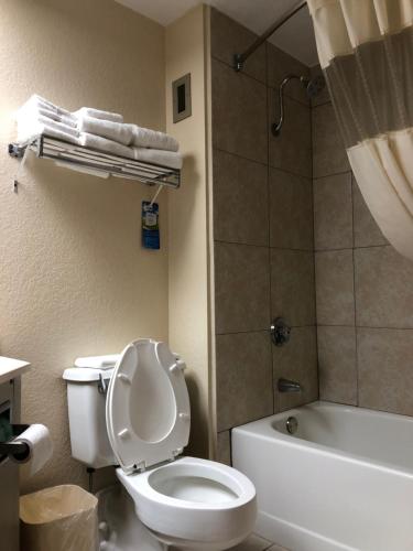 Ένα μπάνιο στο Baymont by Wyndham Cincinnati Sharonville