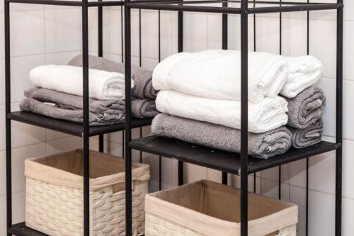 a black towel rack with towels in a bathroom at Cielo Azul in La Tejita