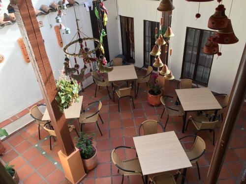 einen Blick über ein Restaurant mit Tischen und Stühlen in der Unterkunft Hostal La Candelaria in Bogotá