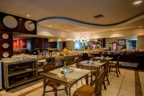 ห้องอาหารหรือที่รับประทานอาหารของ Bahamas Suíte Hotel