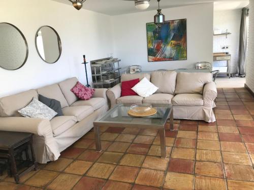 A seating area at 1 de 17 CASA CON JARDÍN PRIVADO A 200m DE LA PLAYA.