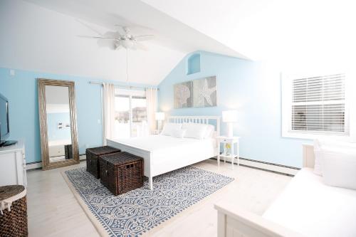 a bedroom with a white bed and a blue wall at The Montauk Soundview in Montauk