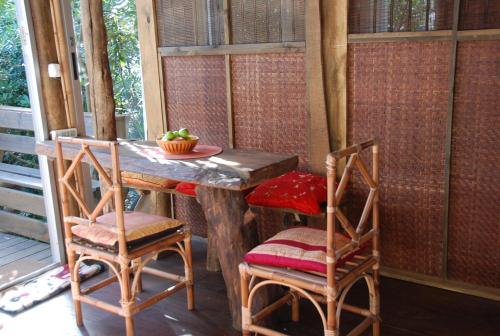 una mesa y dos sillas en un porche en La Escondida, en Punta del Este