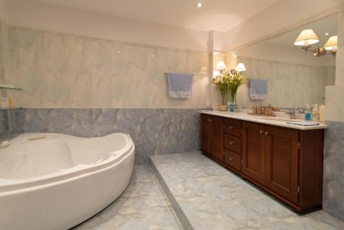 Un baño grande con bañera y lavabo. en Villa Rebecca, en Kalamata