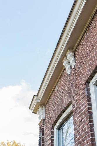 a brick building with at De Friese Wouden in Suameer