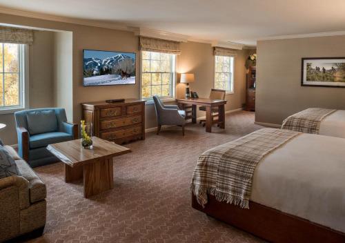una camera d'albergo con letto e scrivania di Sun Valley Resort a Sun Valley