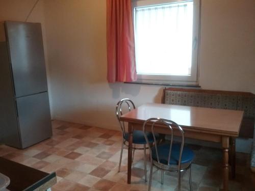 Una cocina o zona de cocina en Pension Ehringshausen